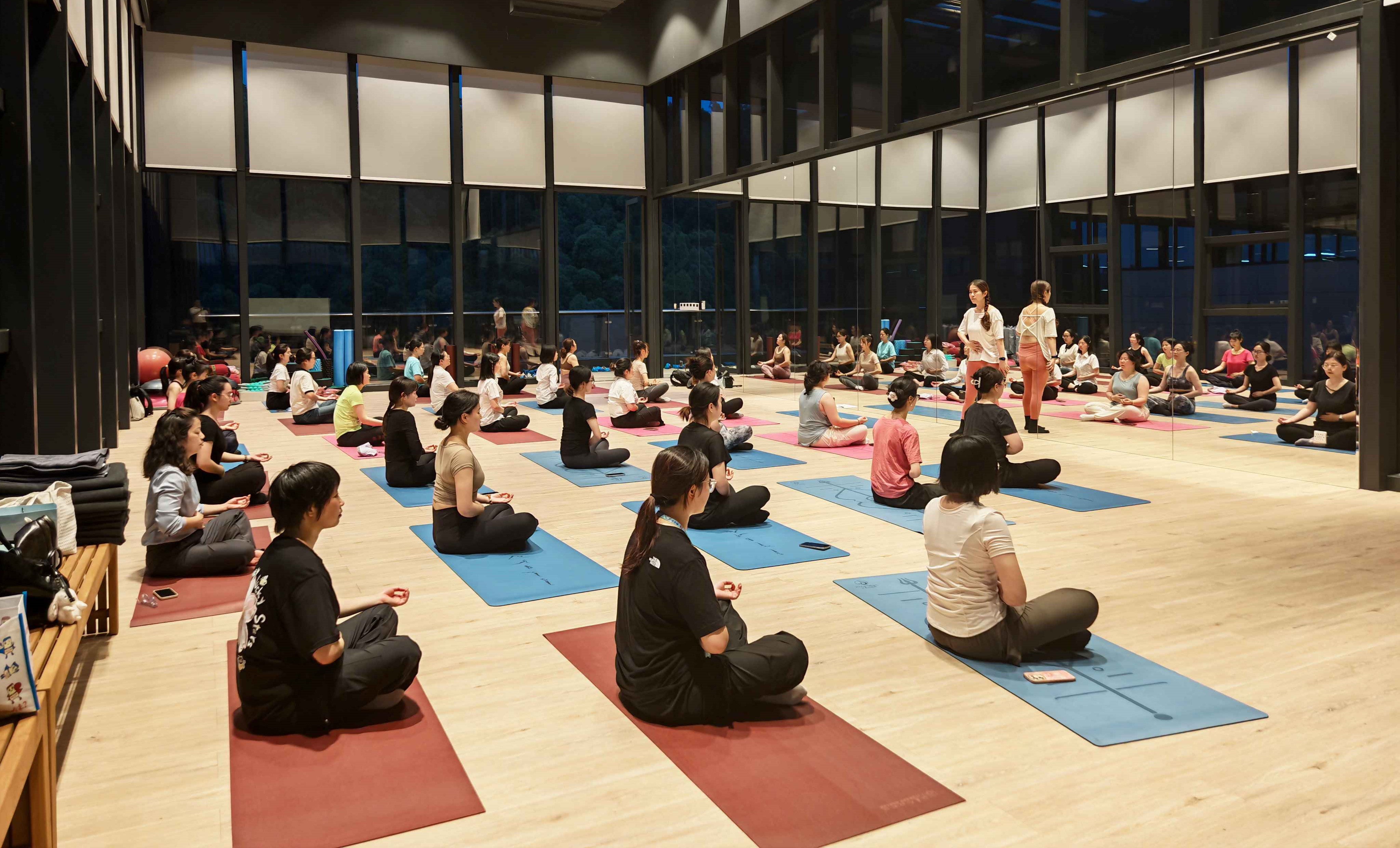 伟德国际1946官方网科技首期瑜伽班活力开课 解锁职场康健新方法